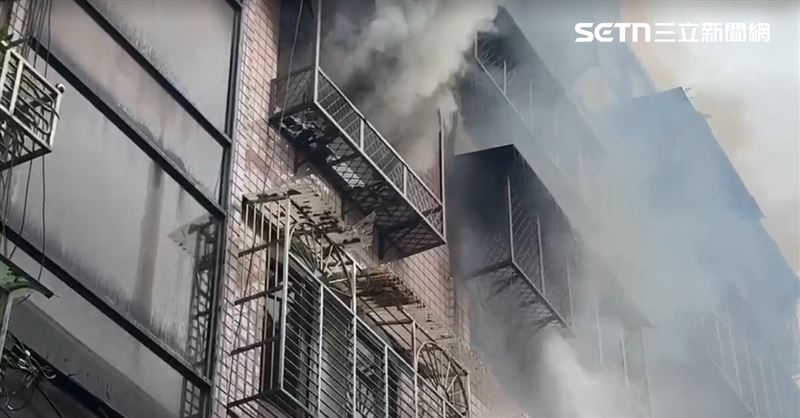 台北市信義區吳興街巷內一處住宅，今天（2月1日）清晨傳出嚴重火警。（圖／翻攝畫面）