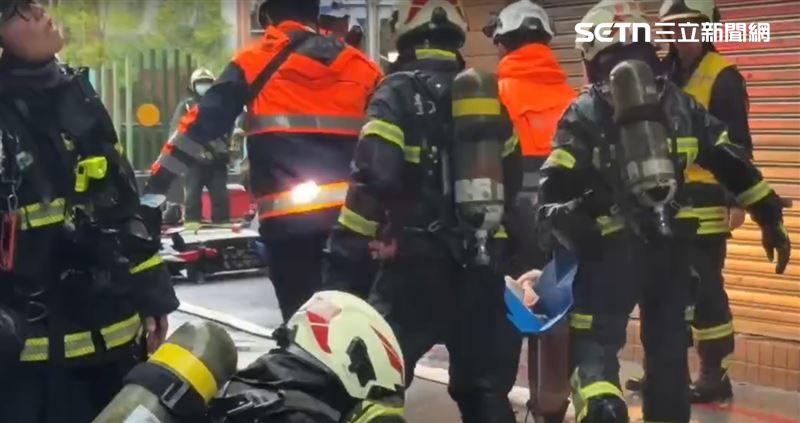 警消救出2人，其中一名女住戶無呼吸心跳。（圖／翻攝畫面）