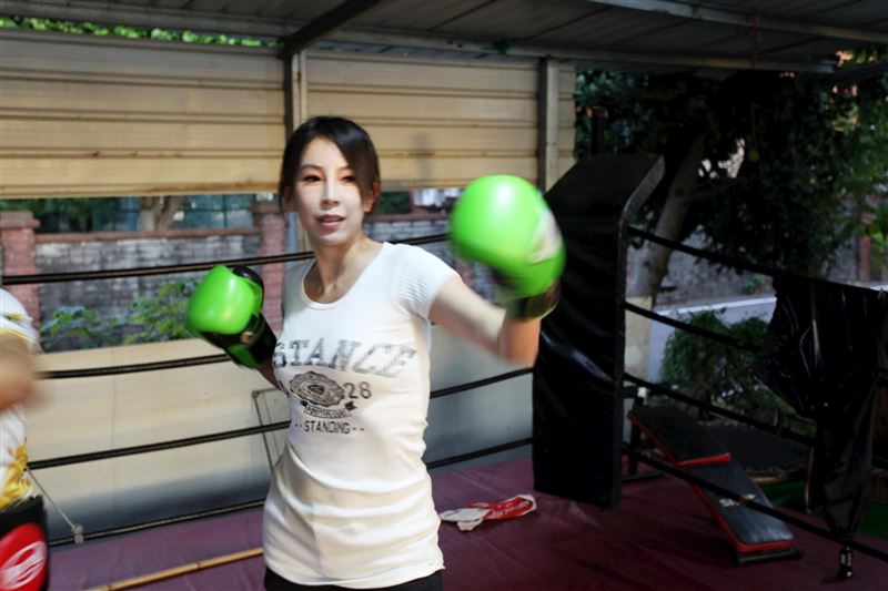 曾妍潔質疑，難道初選就該要燒幾十萬甚至百萬去網內互打是嗎？（圖／翻攝自曾妍潔臉書）