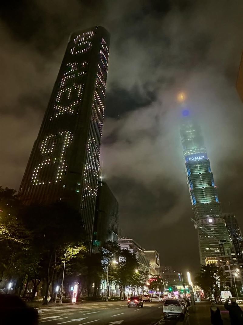 霍諾德形容建築物的燈光彷彿在「支撐著他」，那樣的畫面前所未見。（圖／翻攝自IG @alexhonnold）