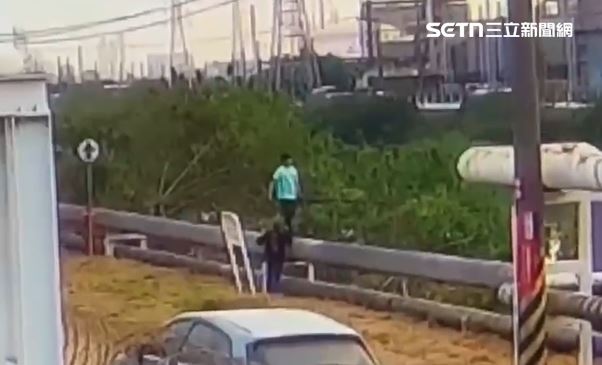 周男上一秒還跟友人討論如何捕捉綠鬣蜥，下一秒整個人著火燃燒。（圖／民眾提供）