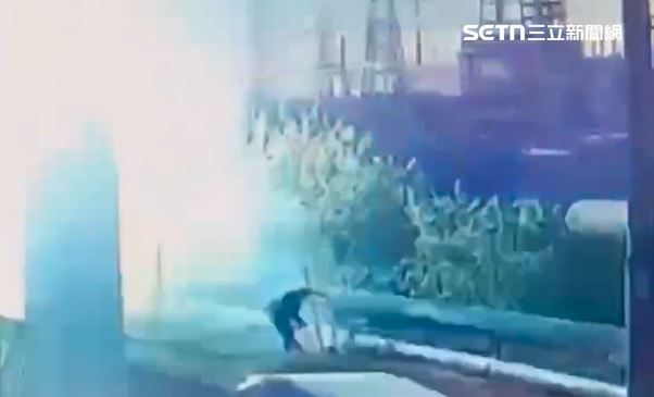 周男上一秒還跟友人討論如何捕捉綠鬣蜥，下一秒整個人著火燃燒。（圖／民眾提供）