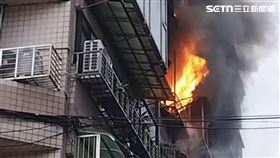 北市吳興街368巷內公寓發生火警，警消救出2名傷者送醫。（圖／翻攝畫面）