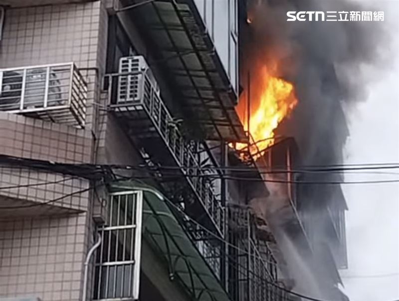 北市吳興街368巷內公寓發生火警，警消救出2名傷者送醫。（圖／翻攝畫面）
