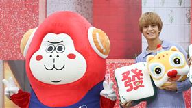 King & Prince出席記者會亮相日本雙人男團King & Prince高橋海人（中）、永瀨廉（右）來台錄製「2026超級巨星紅白藝能大賞」，31日在台視出席記者會與媒體見面，透過直播鏡頭與粉絲打招呼。中央社記者趙世勳攝 115年1月31日