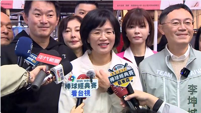 民進黨新北市長參選人蘇巧慧今（1）日在前立委陳柏惟（3Q）及立委李坤城等人的陪同下，到三重力行市場拜票。（圖／翻攝畫面）