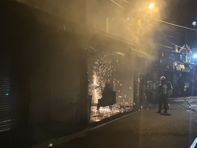 防人員立即使用鐵割器具破壞鐵門進行搶救。（圖／民眾提供）