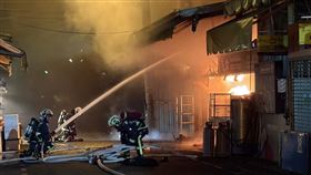 台中市消防局,火勢,電線,火警,水線,警消,南屯市場（圖／翻攝畫面）