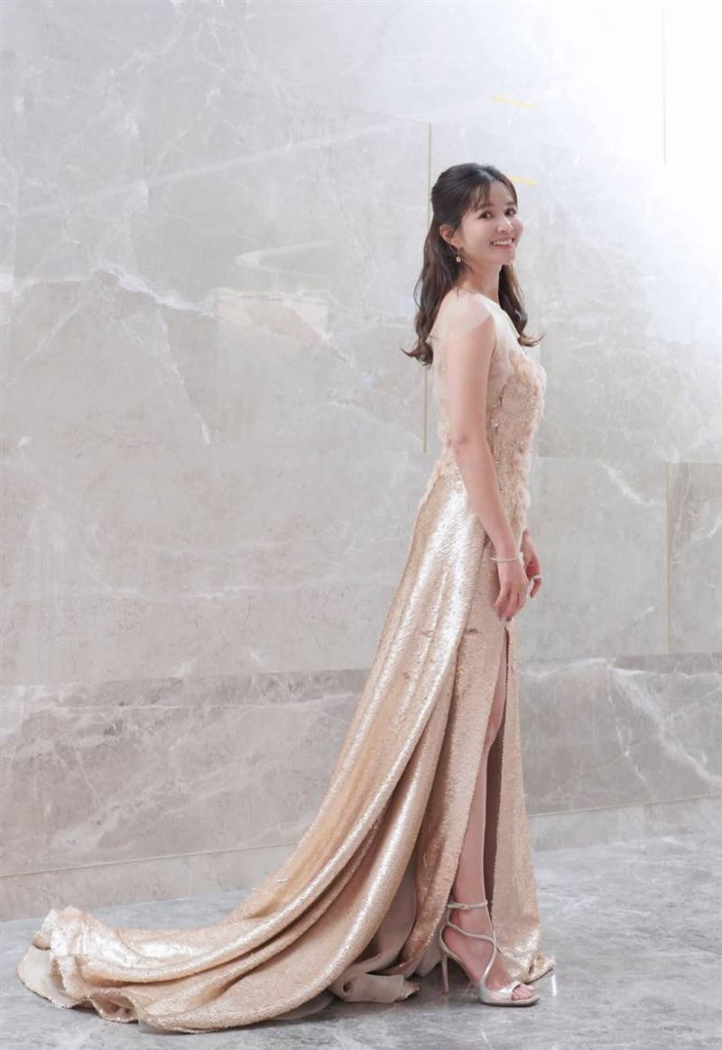 吳怡霈主持尾牙。（圖／翻攝自臉書）