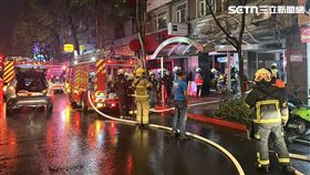 北市光復南路大樓10樓火警，警消救出1男1女送醫救治。（圖／翻攝畫面）