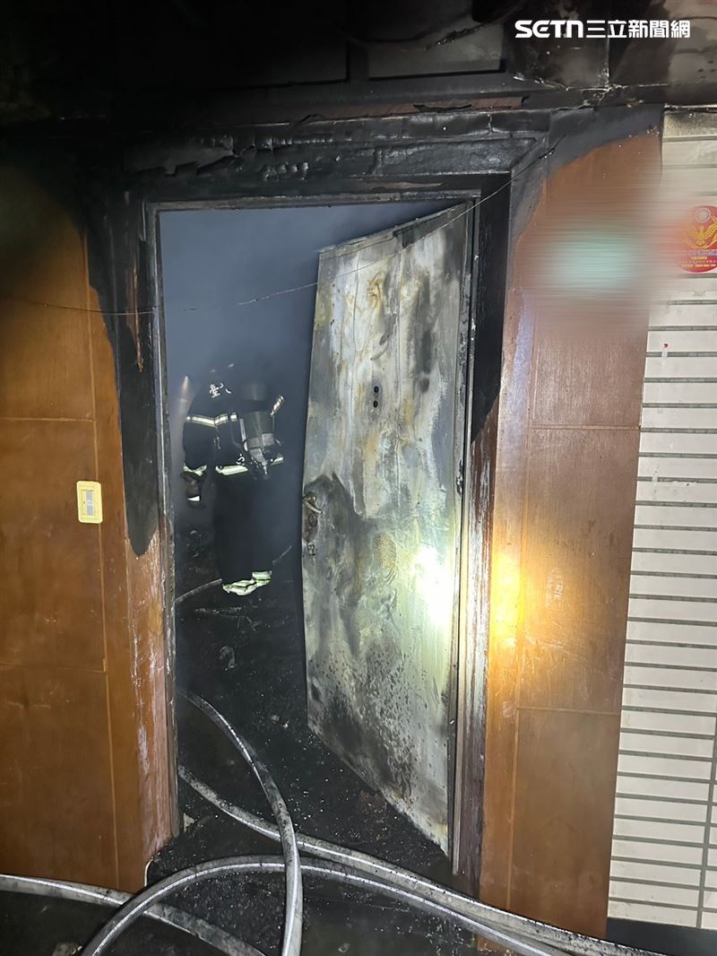 北市光復南路大樓10樓火警，警消救出1男1女送醫救治。（圖／翻攝畫面）