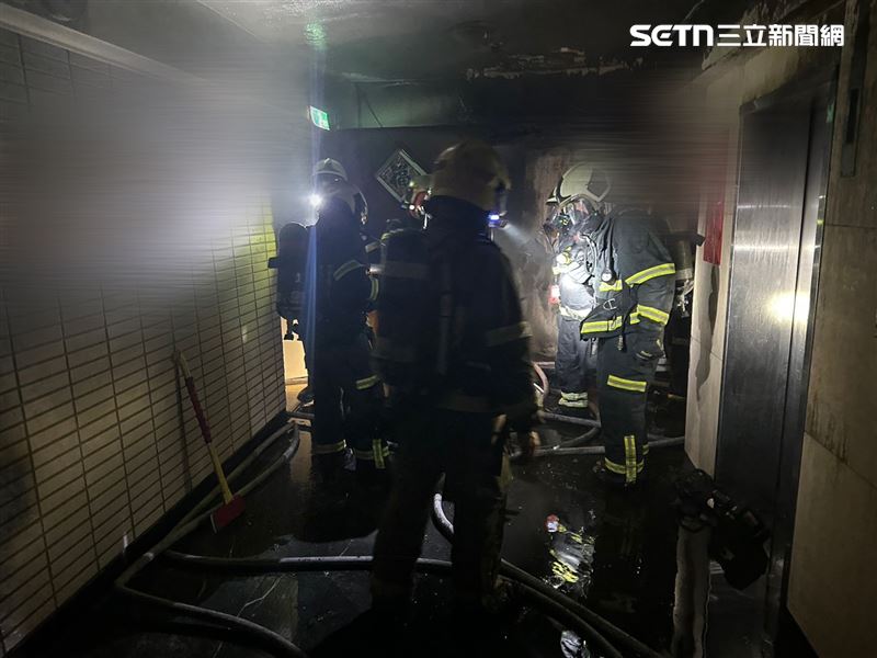 北市光復南路大樓10樓火警，警消救出1男1女送醫救治。（圖／翻攝畫面）