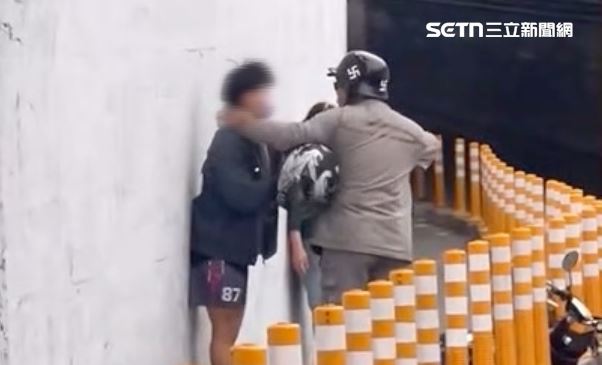 很快的，男大生也成為受害者，被大手掐在牆上。（圖／翻攝自Threads @worthless0309）