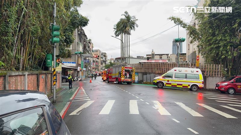 北市吳興街368巷內公寓發生火警，警消救出2名傷者送醫。（圖／翻攝畫面）