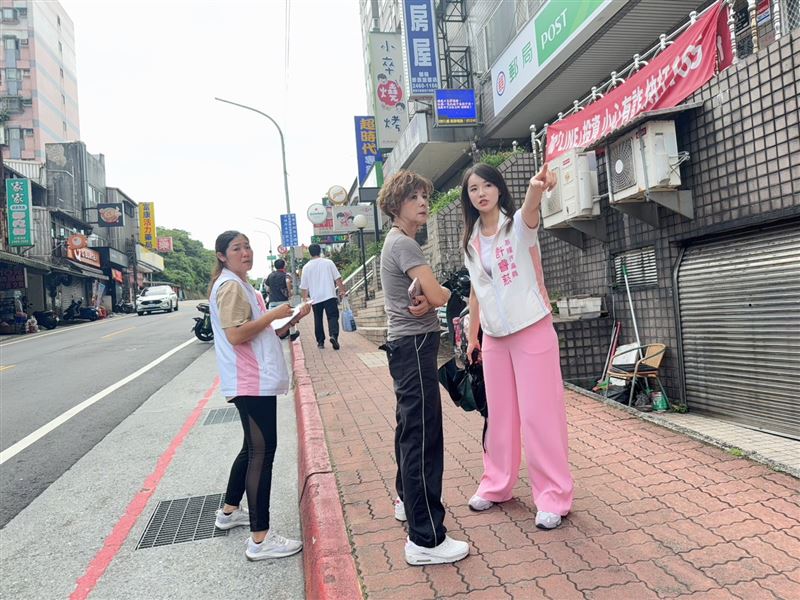 民進黨基隆市議員許睿慈（右）領表未登記初選。（圖／翻攝自許睿慈．許願池臉書）