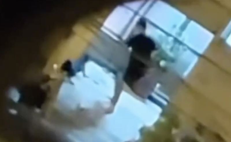 男子使用鐵棒多次猛烈毆打黑狗。（圖／翻攝畫面）