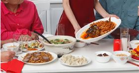 人妻抱怨，她訂了年菜到婆家幫公公慶生，婆婆不僅不幫忙，還嫌棄難吃。（示意圖／photoAC）
