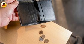 一位民眾誤信詐團話術，將自己的金融提款卡寄出，導致近10萬元存款全被騙走。（示意圖／ctwant）