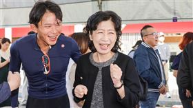 黃國昌、陳佩琪響應寒冬送暖園遊會（2）台灣民眾黨台北市議員黃(水靜)瑩22日在新北投舉辦「台灣有愛 民眾溫情」寒冬送暖園遊會，民眾黨主席黃國昌（前右2）、前台北市長柯文哲妻子陳佩琪（前右）出席響應。中央社記者裴禛攝 114年11月22日