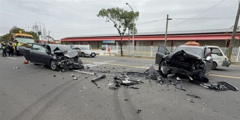 休旅車與轎車迎面對撞。（圖／翻攝畫面）