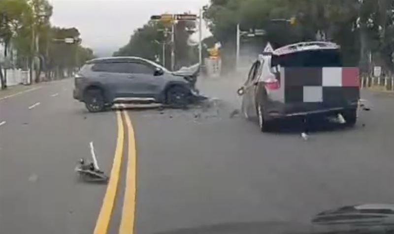休旅車偏離車道逆向行駛在對向車道，與轎車迎面對撞。（圖／翻攝畫面）
