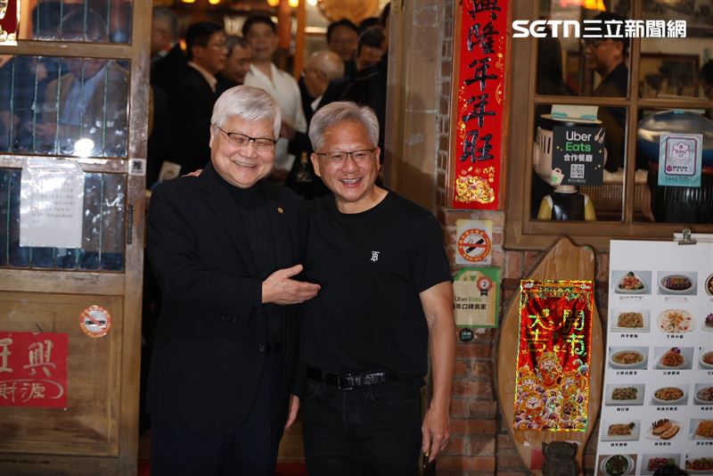 「兆元宴」輝達執行長黃仁勳（右）與台積電魏哲家磚窯門口握手成經典。（圖／記者鄭孟晃攝影）
