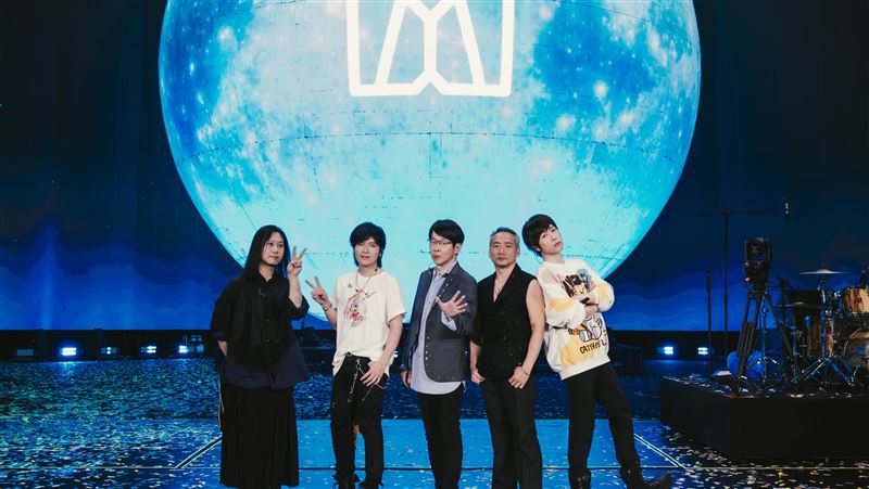 阿信開唱突索吻 爆大咖嘉賓:下台跑最快