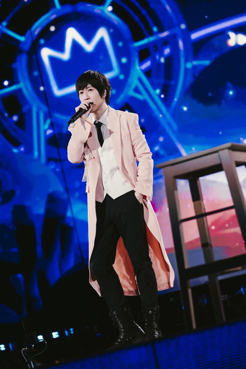 五月天阿信點歌環節，在穿上粉色戰袍。（圖／相信音樂提供）