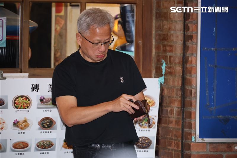 輝達執行長黃仁勳在受訪時說，如果 33 年前他具備現在的所有知識，並深知創立 NVIDIA 的過程會是如此「瘋狂地艱難（insanely hard）」，他可能根本不會開始創業。他開玩笑說，如果有人現在要創辦公司，他會建議「保持無知」，因為如果你知道要蓋一個 500 億美元的 AI 工廠有多累，你真的會想回家睡覺。（圖／記者鄭孟晃攝影）