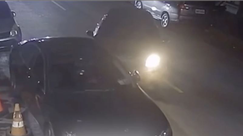 林男不慎撞上路邊停駛的賓士車。（圖／翻攝畫面）