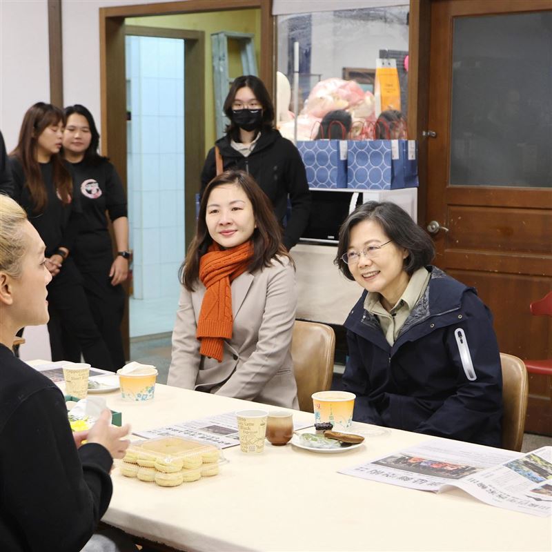 前總統蔡英文今（1）日在臉書發文指出，她二訪在她任內推動「浪漫台三線」的「樟之細路」，民進黨苗栗縣長參選人陳品安（圖左）同行。（圖／翻攝蔡英文臉書）