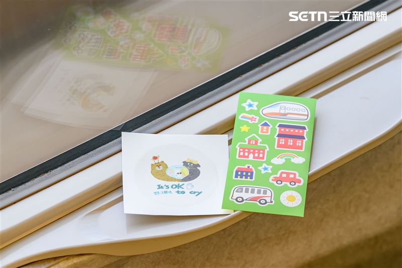 高鐵推動車廂寧靜文化，提供貼紙安撫小朋友。（圖／台灣高鐵提供）