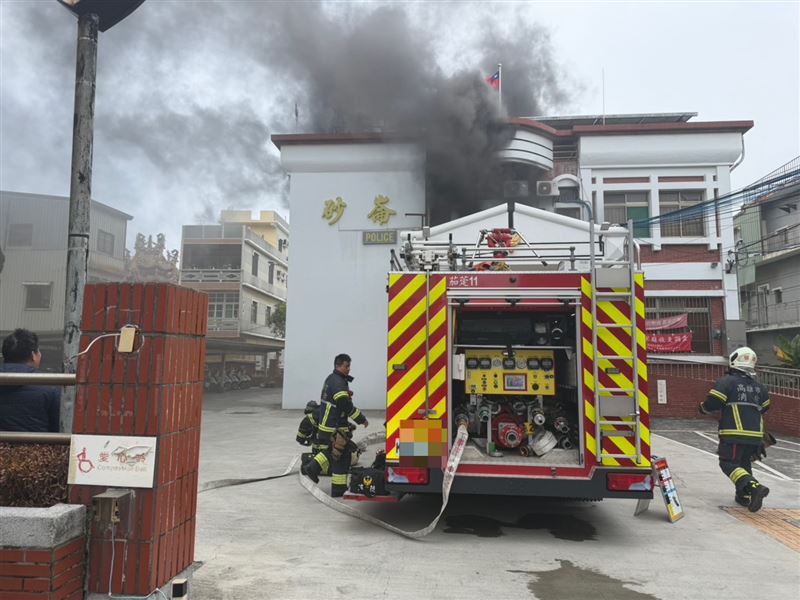 消防局派遣5個分隊趕抵救援，所幸20分鐘內已將火勢撲滅。（圖／翻攝畫面）