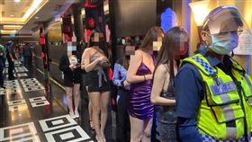 高市3警分局臨檢八大行業  開出21張罰單（1）高雄市政府6日宣布娛樂場所業者擴大採檢，3警分局15日晚間選在復業首日擴大臨檢共210處酒店等八大行業，小姐們排排站等待受檢，經稽查共開出21張罰單，將函請衛生局裁處。（高市三民一警分局提供）中央社記者洪學廣傳真  111年4月16日
