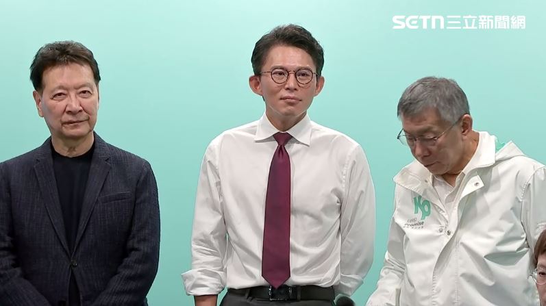 黃國昌向鏡頭外「挑了一下眉」，引發外界聯想。（圖／翻攝畫面）