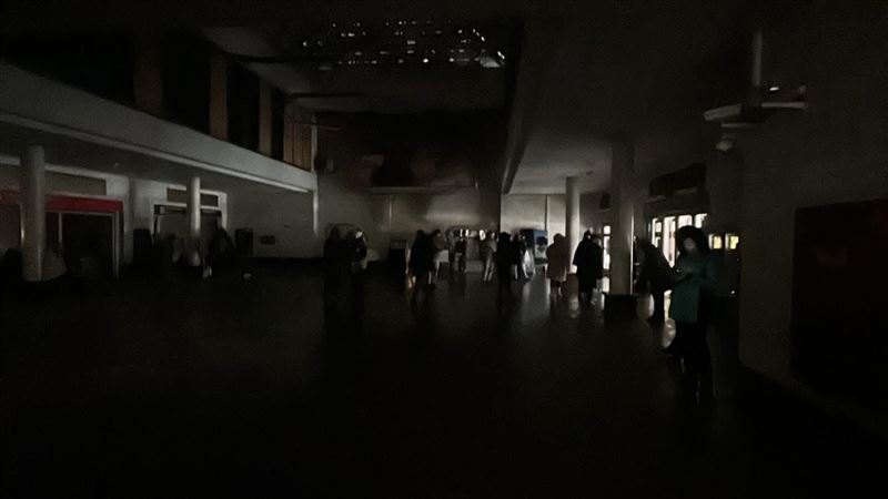 停電除了導致烏克蘭首都的供水中斷，基輔的地鐵系統也因電壓過低暫時停駛。（圖／翻攝自X平台 @maria_avdv）