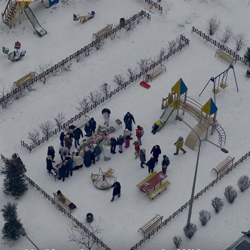 儘管在俄羅斯轟炸下，烏克蘭人被迫要經歷寒冬考驗，但各處都能看見互助與韌性。。（圖／翻攝自X平台 @avalaina）