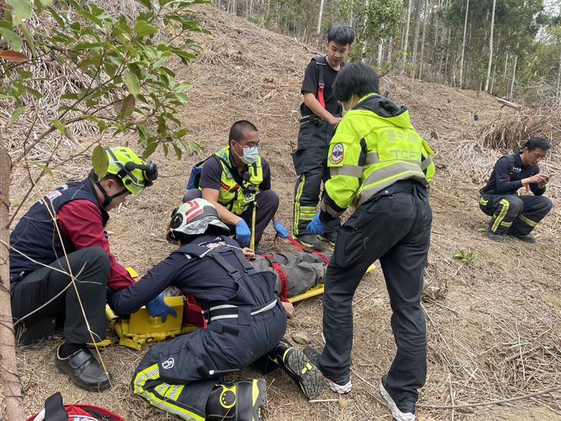 警消人員合力將男子搬運至道路後送醫急救。（圖／翻攝畫面）