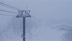 一位澳洲籍遊客，在日本長野縣的滑雪場被纜車勾到懸空。圖非事發地點。（圖／翻攝自當事渡假村官網）

