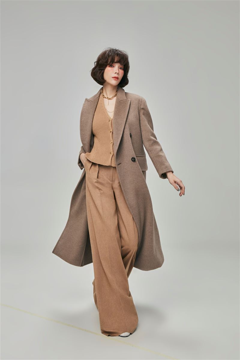 蔡淑臻身穿Max Mara經典駝色大衣時尚優雅。（圖／伊林娛樂提供）