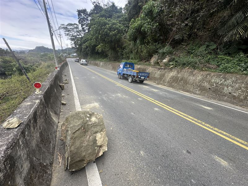 有顆重量達上百公斤的巨石砸落。（圖／翻攝畫面）