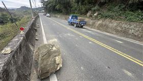 谷關,警方,引擎蓋,落石,巨石,台8線（圖／翻攝畫面）