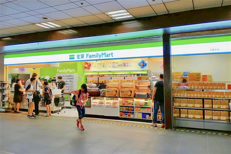 全家2月2日起於北車、高鐵商圈限定8店舖開賣「陳耀訓．紅土蛋黃酥禮盒」。（圖／品牌業者提供）