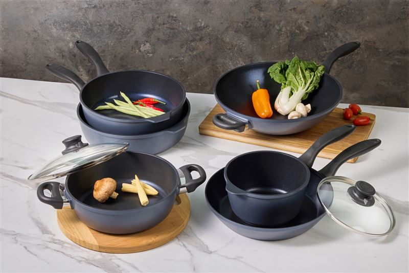 康寧餐具「World Kitchen大金藍寶石鑄造不沾鍋」首發上市推出包括單柄鍋18cm、淺湯鍋24cm、深煎鍋26cm、平煎鍋28cm、深煎鍋28cm以及炒鍋32cm共六款鍋型，於新春檔期活動期間推出嘗鮮價近38折起優惠。（圖／品牌業者提供）