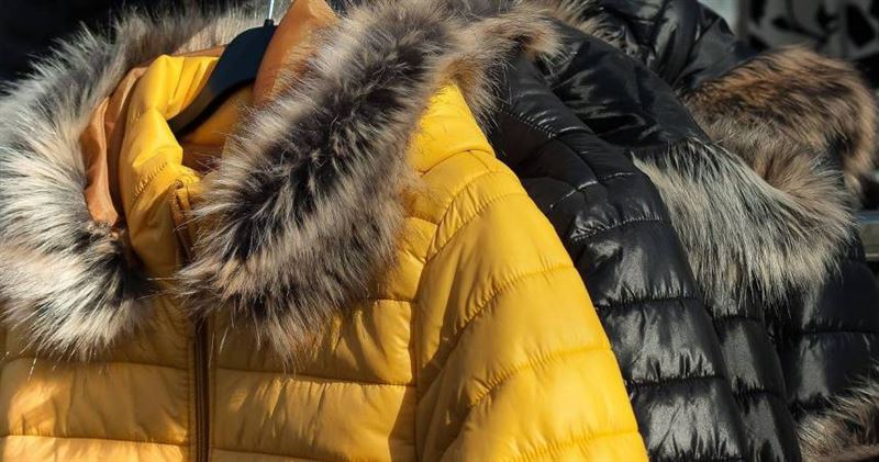 每到冬天，輕又禦寒的羽絨衣是許多人喜愛的穿搭之一。（示意圖／Pixabay）
