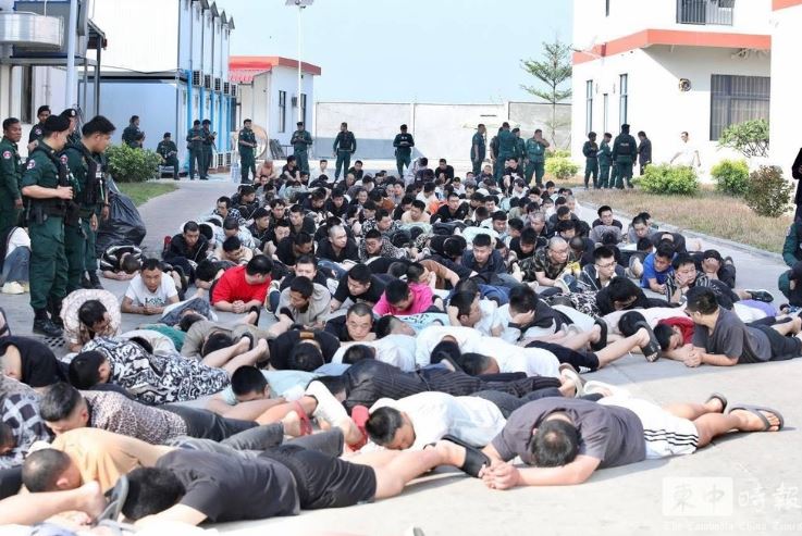 許多園區內的嫌犯，被要求趴在地上。（圖／翻攝自柬中時報）