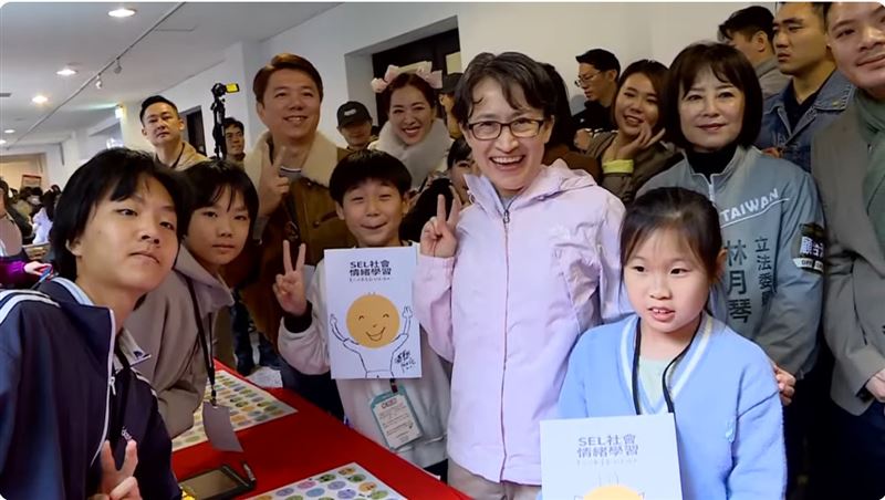 副總統蕭美琴今（1）日下午出席在總統舉辦的「奔向幸福嘉年華 總統府歲末聯歡童樂會」，並與出席小朋友互動。（圖／翻攝畫面）