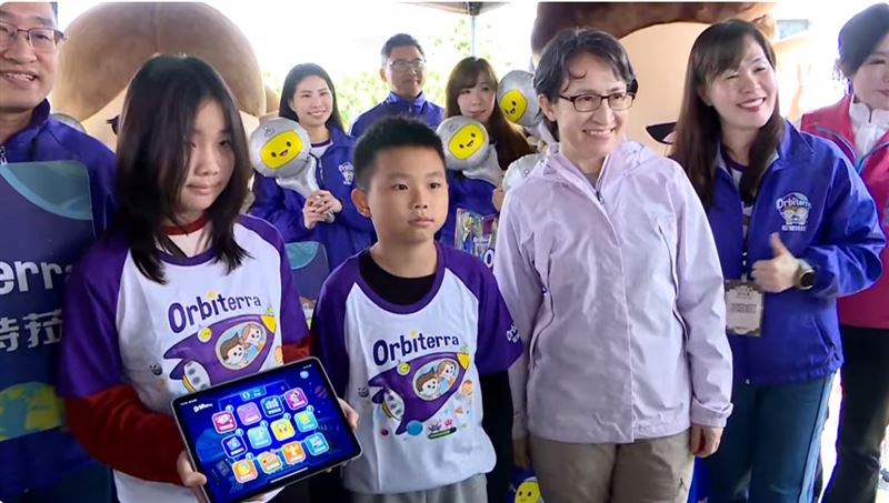 副總統蕭美琴今（1）日下午出席在總統舉辦的「奔向幸福嘉年華 總統府歲末聯歡童樂會」，並與出席小朋友互動。（圖／翻攝畫面）