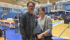 中職退役投手曹竣崵和前籃球國手傅姿伶到場替兒子曹祐寧加油。（圖／記者戴以柔攝影）