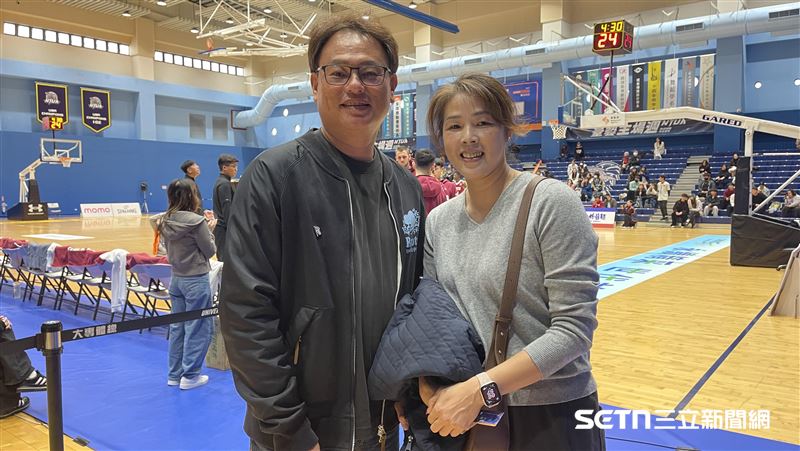 現身挺兒子但不懂籃球 曹竣崵:我會應援